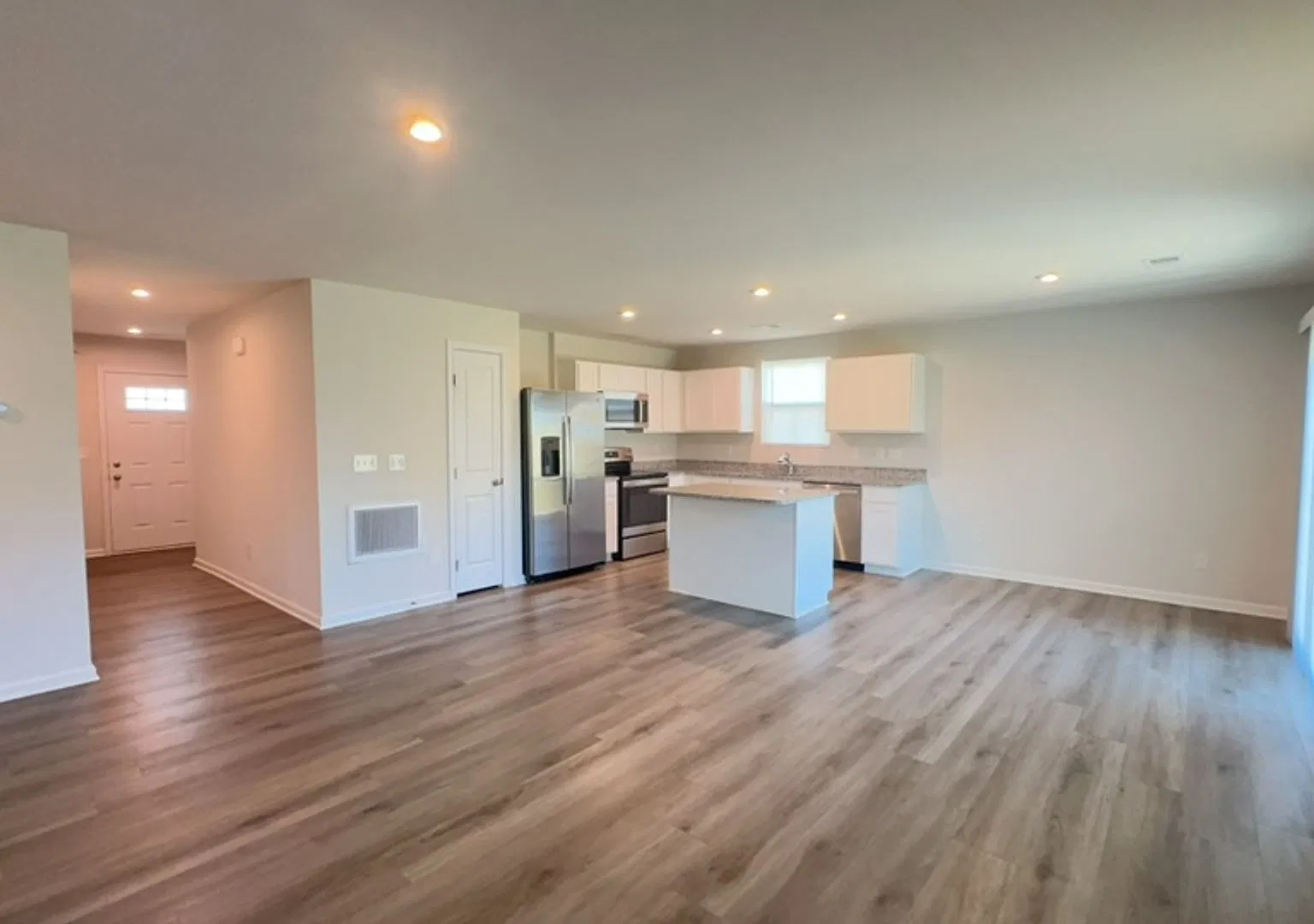 Gorgeous 3 Bedroom, 2 Bath ~ Minutes to Fort Jackson — Photo 2