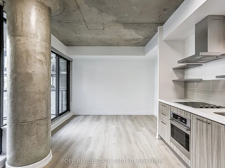 560 King St W #726 — Photo 13
