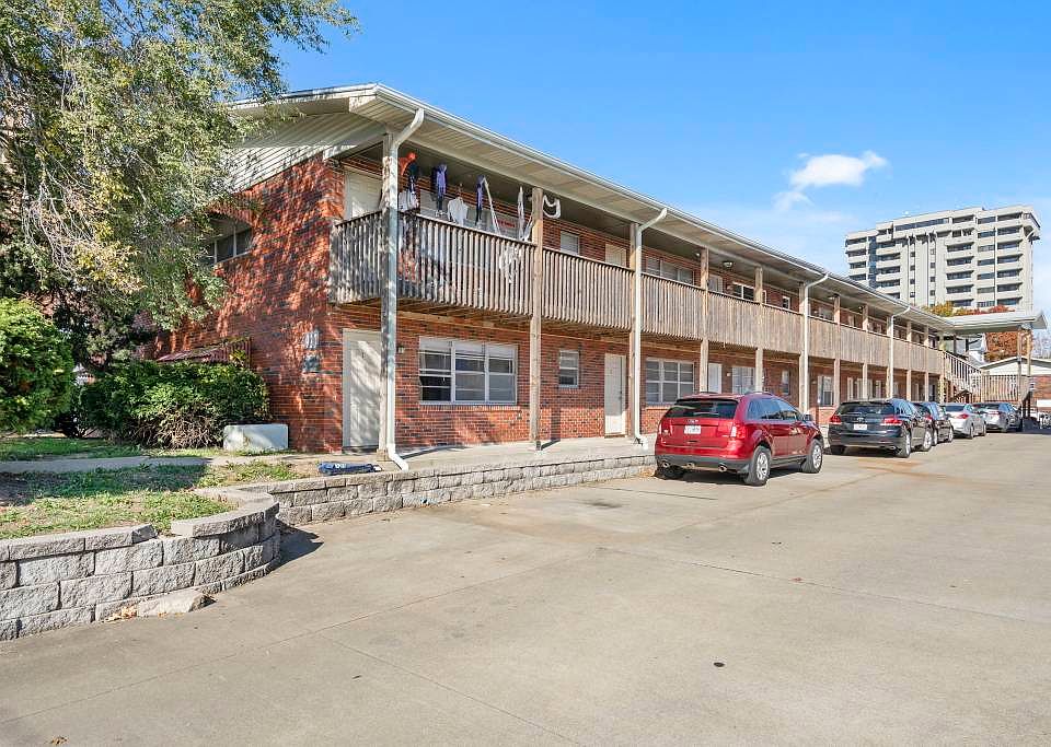 1st image of 927 E Elm St APT 2