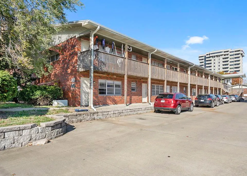 927 E Elm St #8