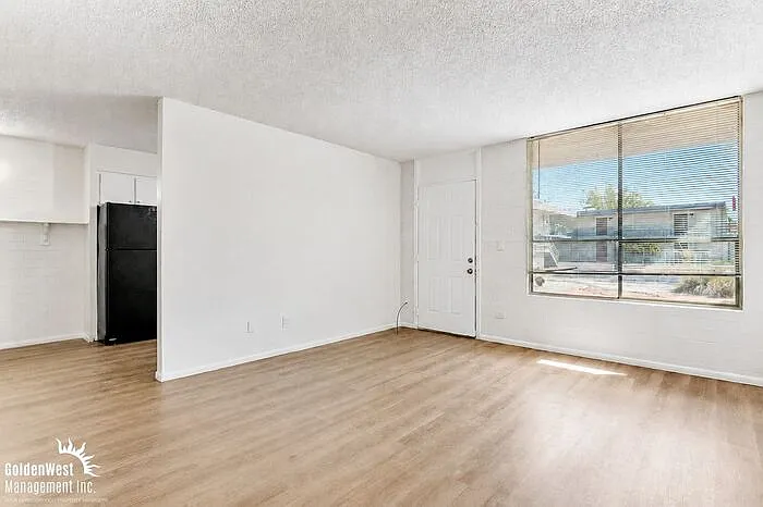 2041 W Berridge Ln #1 — Photo 2
