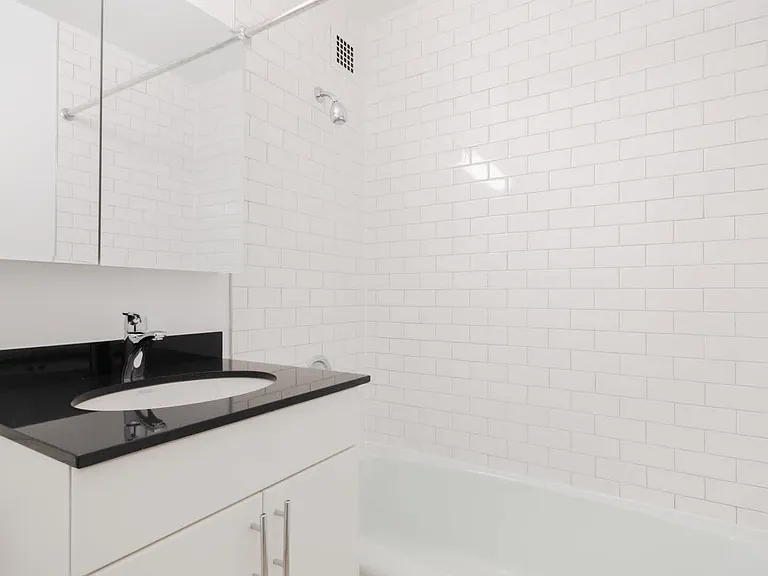 245 E 40th St #18C — Photo 12