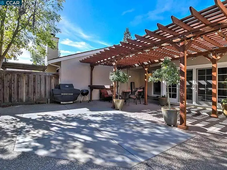 2125 Oneida Cir — Photo 11