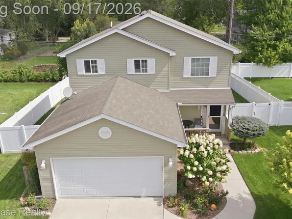 60 Fountain Park Dr, Waterford, MI 48327