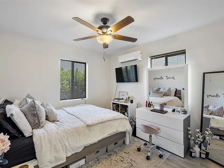 342 SW 22nd St — Photo 10