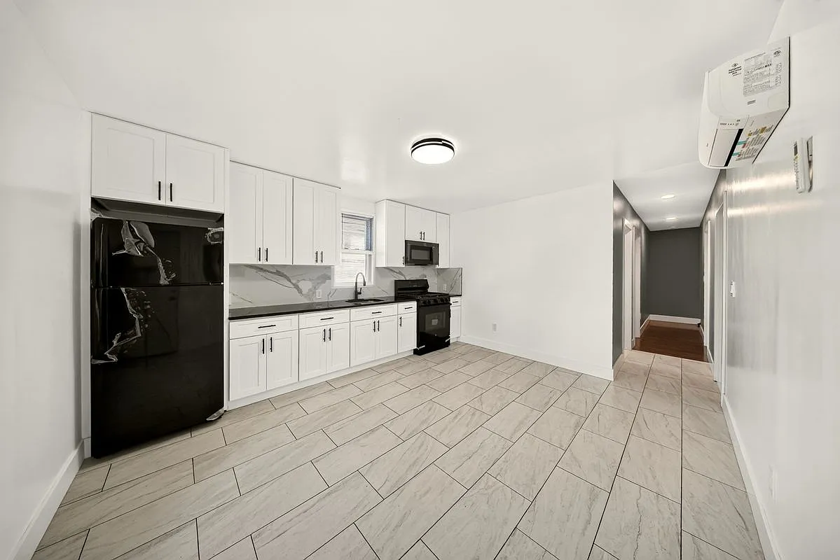 3 bed, 1.0 bath, 1170 sqft, $2,800 — Photo 3