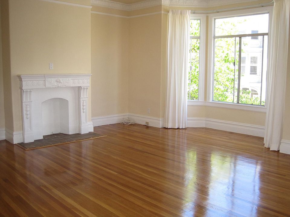 Living room w/ fireplace