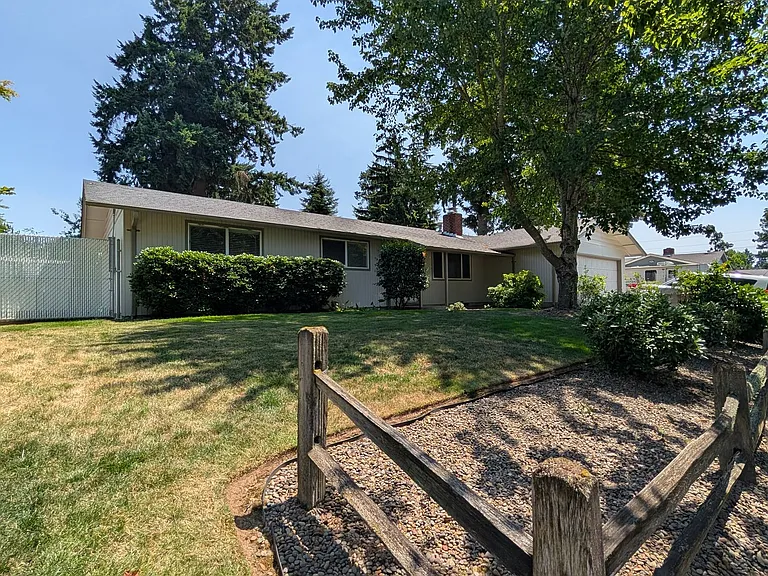 2425 Leyton Ln — Photo 2