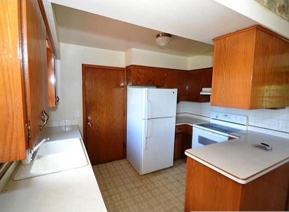 2nd image of 7002 Lake Blvd