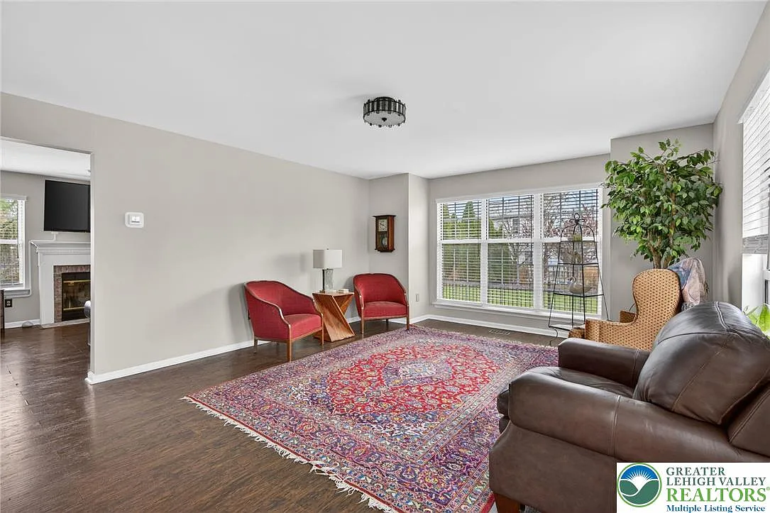 5 bed, 3.5 bath, 3239 sqft, $3,800 — Photo 2