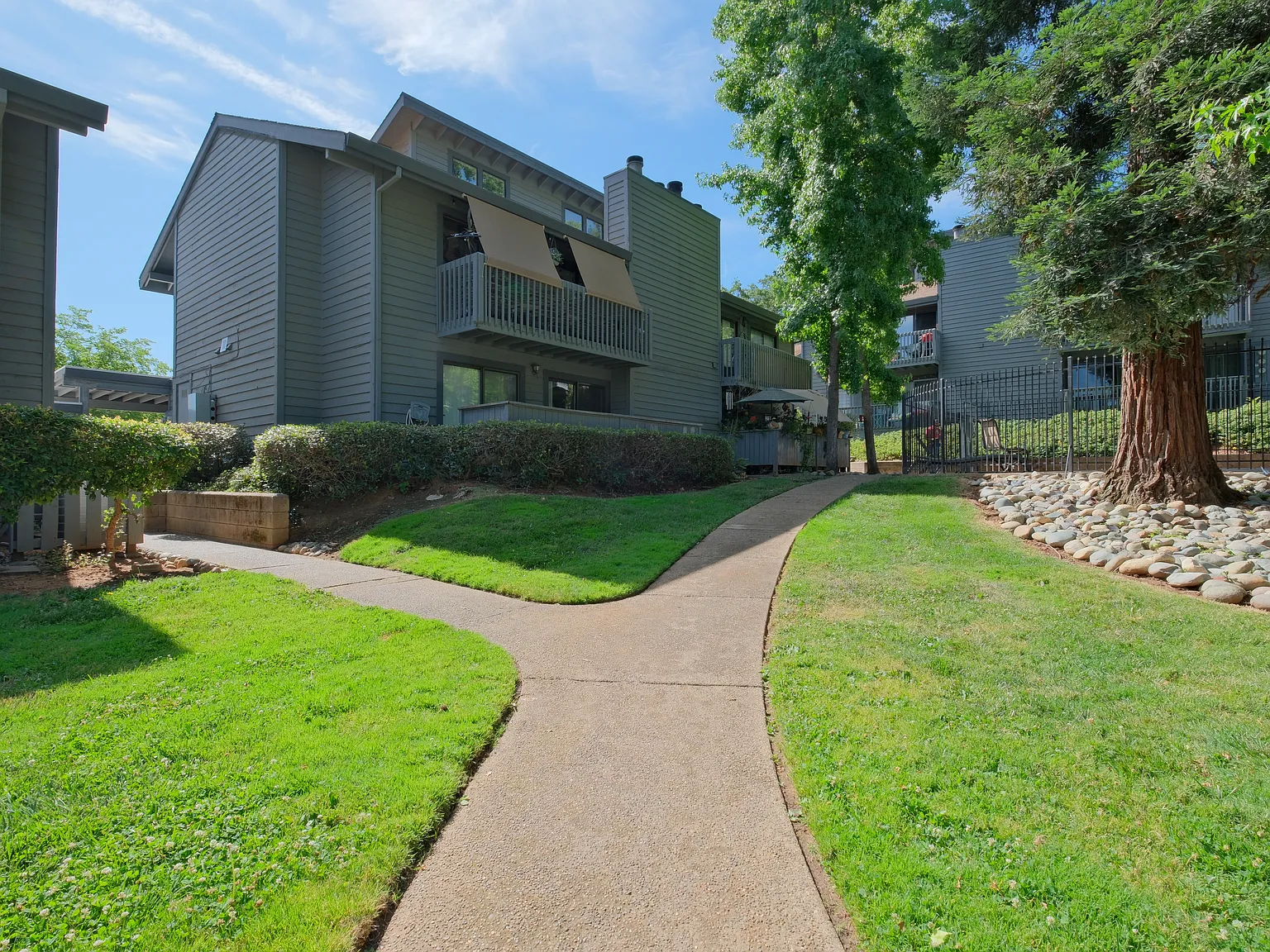 2 bed, 840 sqft, $1,725 — Photo 1