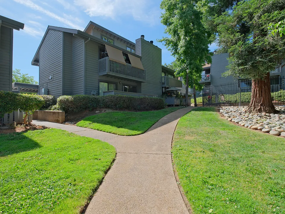 3180 Country Club Dr #10A