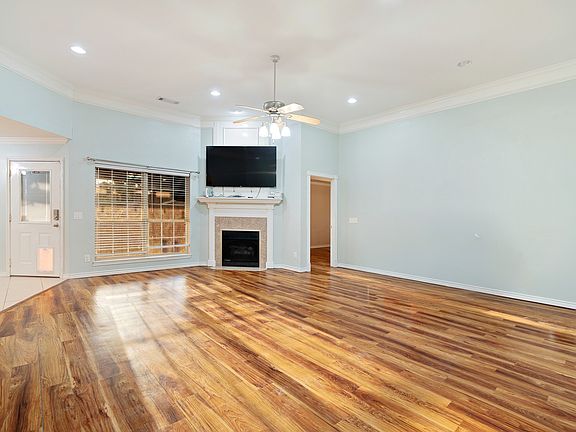 3rd image of 1725 Meadowview Dr