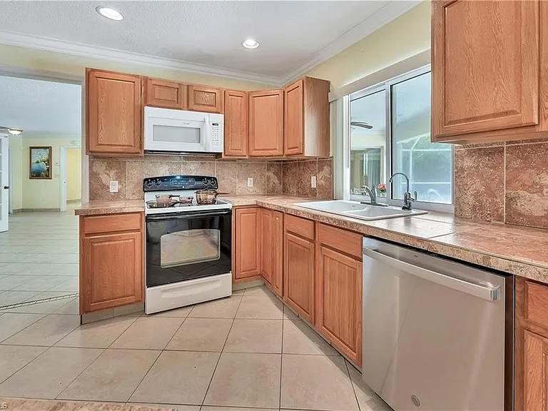 639 S Pompano Dr — Photo 5