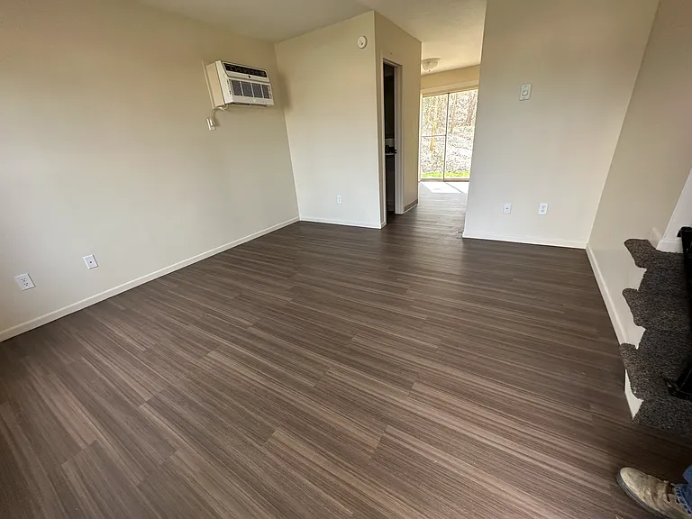 Pleasant Valley Apartments — Photo 32