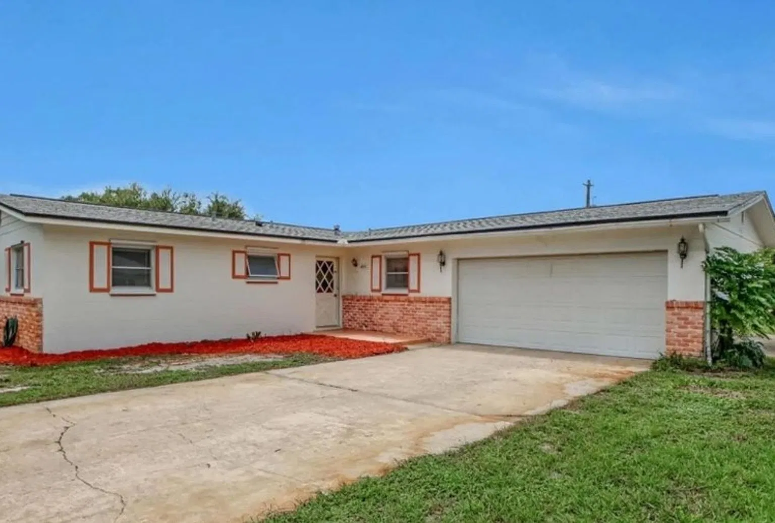 Large 3 bed 2 bath home with 2 car garage — Photo 1