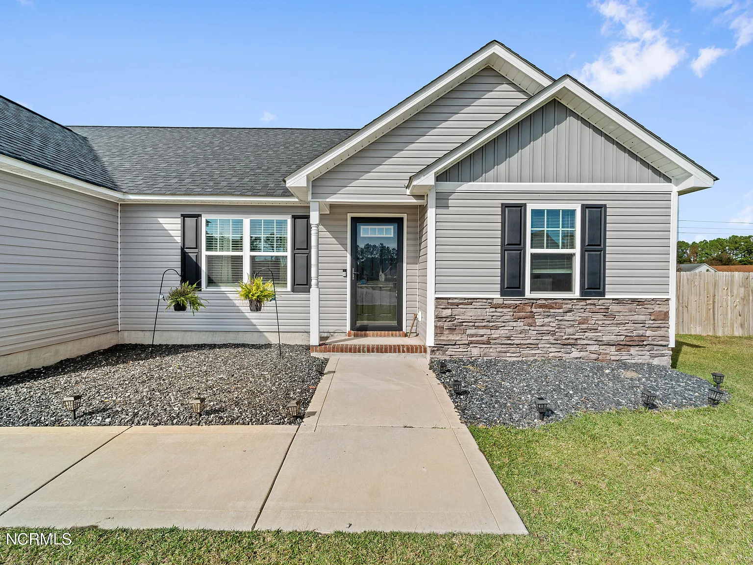 3 bed, 2.0 bath, 1280 sqft, $1,845 — Photo 3