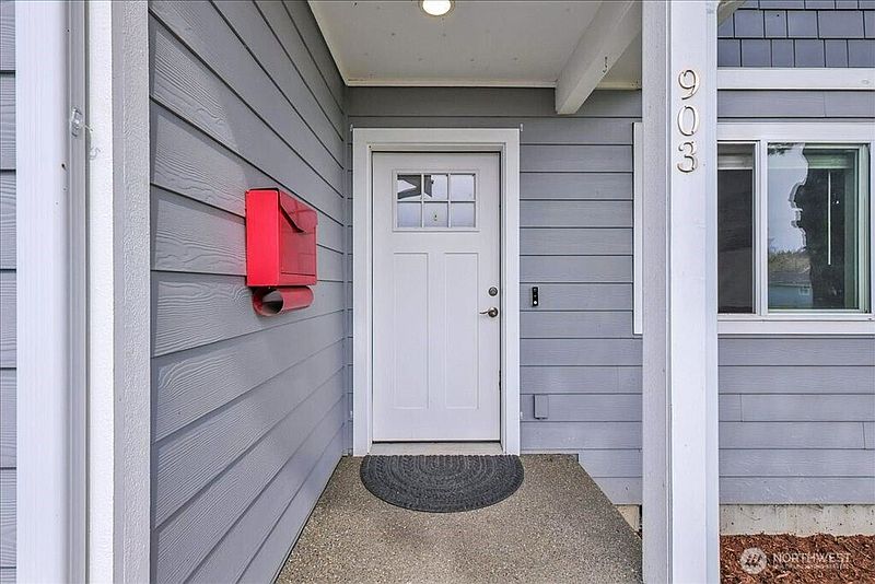 4th image of 903 Atherton Street