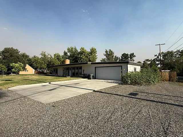 2 car garage + paved driveway + extra gravel driveway for your RV/boat/van/trailer/etc!