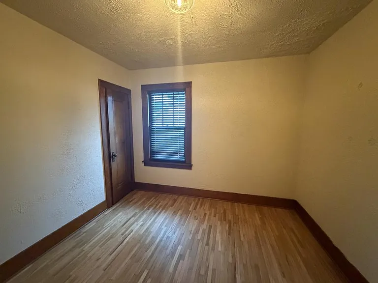 460 S Mazon St — Photo 8
