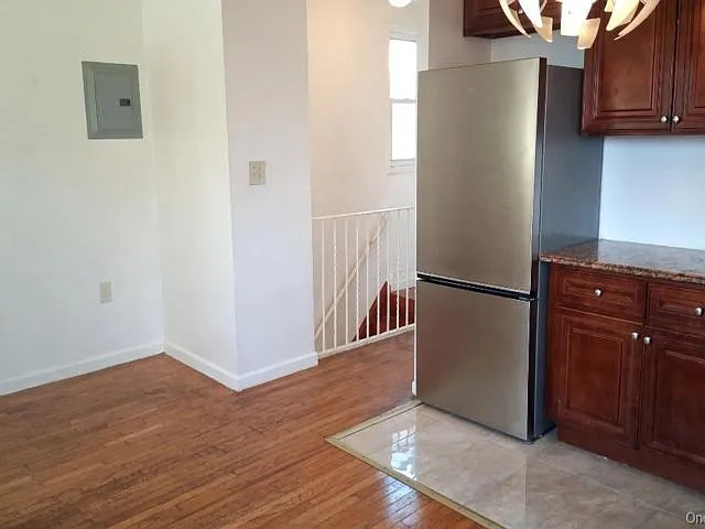 2 bed, 1.0 bath, 1096 sqft, $2,700 — Photo 2