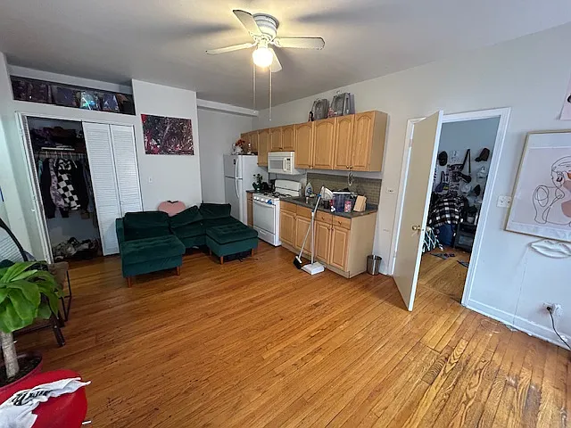 Building Photo - 1154 W Lunt Ave #104