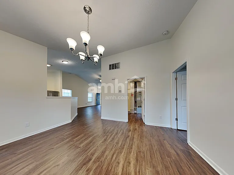 1070 Halifax Ln — Photo 6