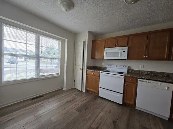2 bed, 1.5 bath, 1100 sqft, $995 — Photo 3