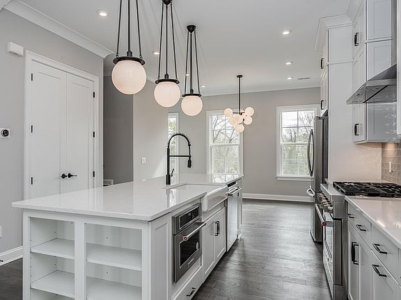 Well-appointed gourmet kitchen