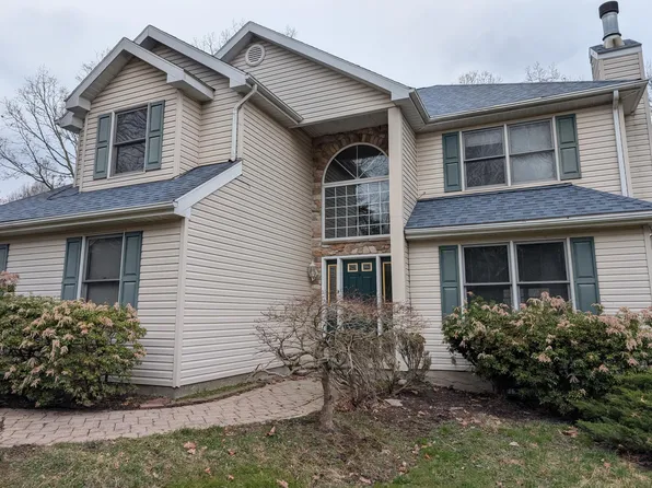 2439 Horseshoe Dr, East Stroudsburg, PA 18301