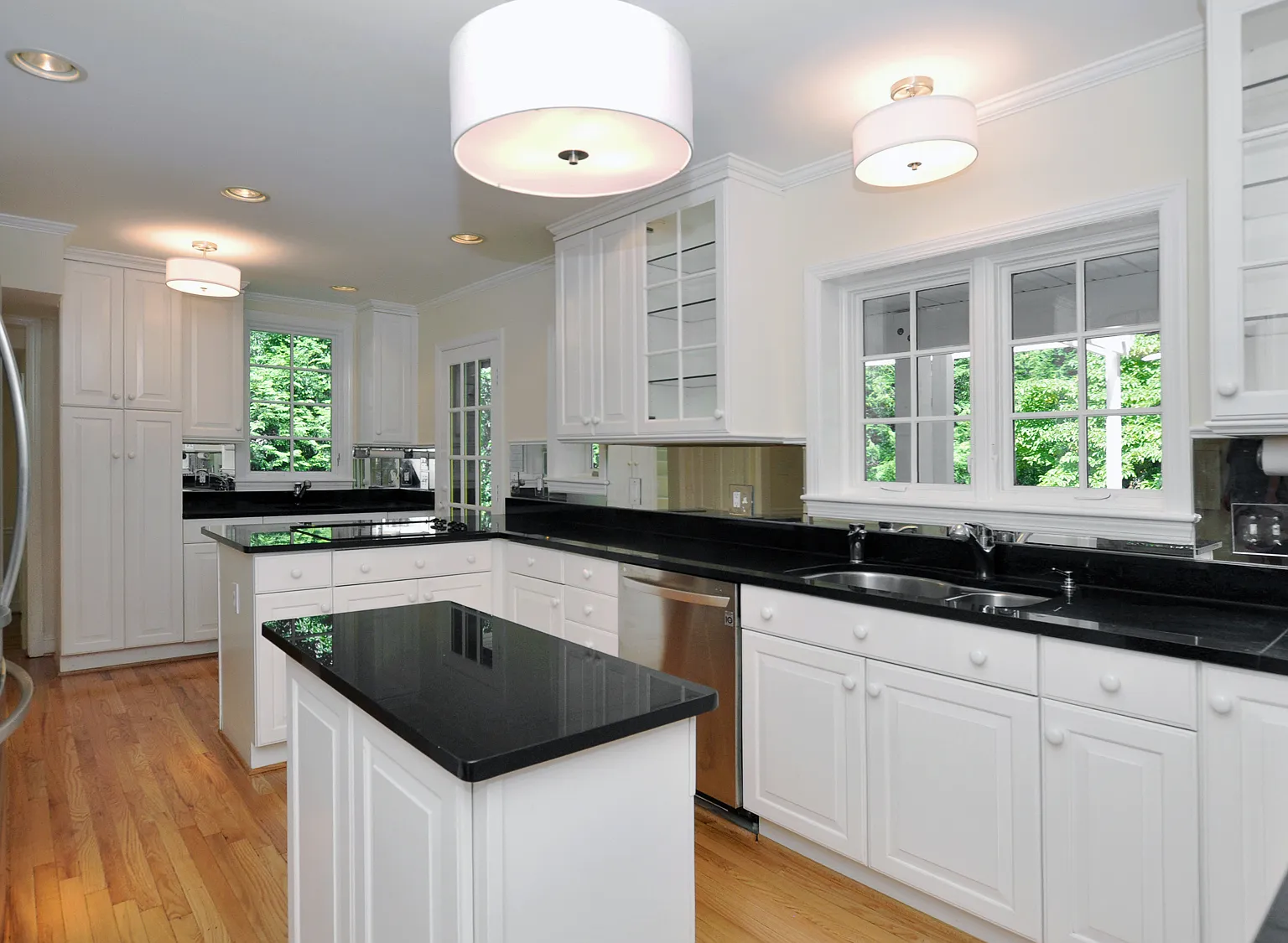 5 bed, 3.5 bath, 2292 sqft, $5,950 — Photo 4
