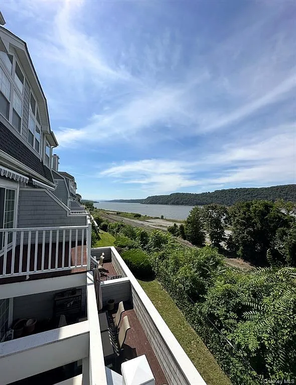 3 bed, 2.5 bath, 2500 sqft, $4,200 — Photo 1