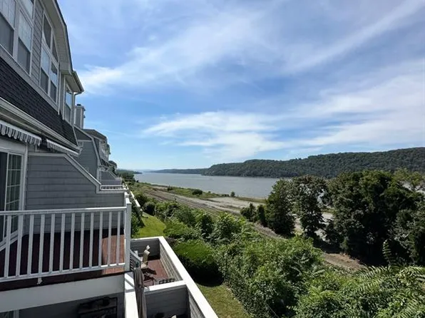 213 Riverview Dr, Poughkeepsie, NY 12601