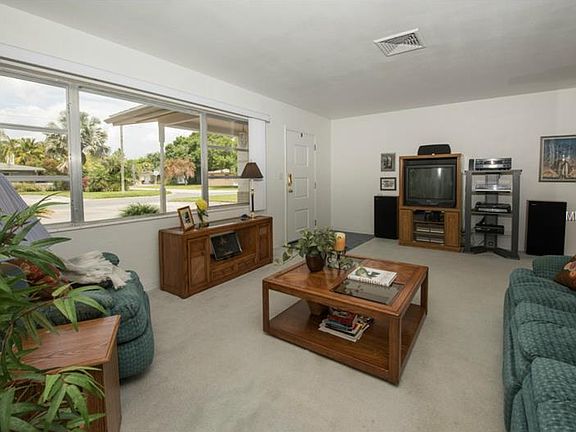 5th image of 900 44th Ave NE