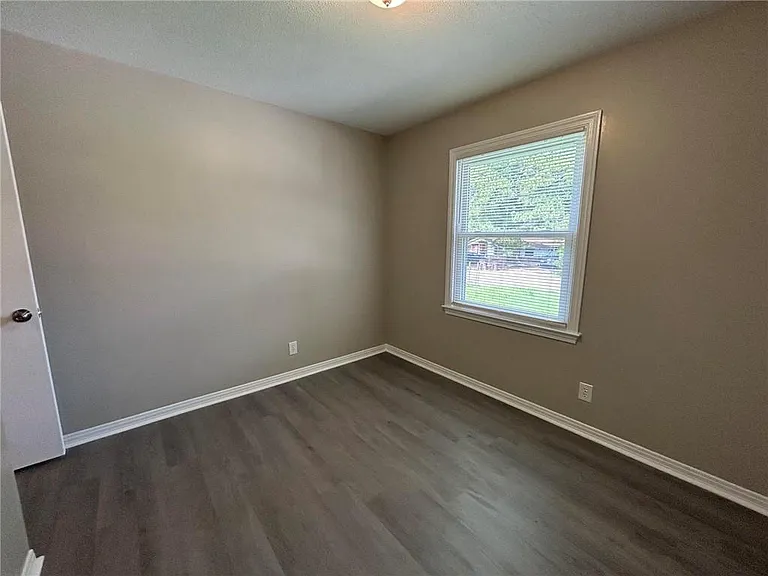 506 Seville Dr — Photo 18