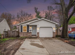 918 34th St SW, Wyoming, MI 49509