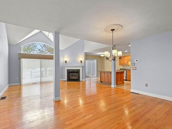 3rd image of 2 Applewood Ct