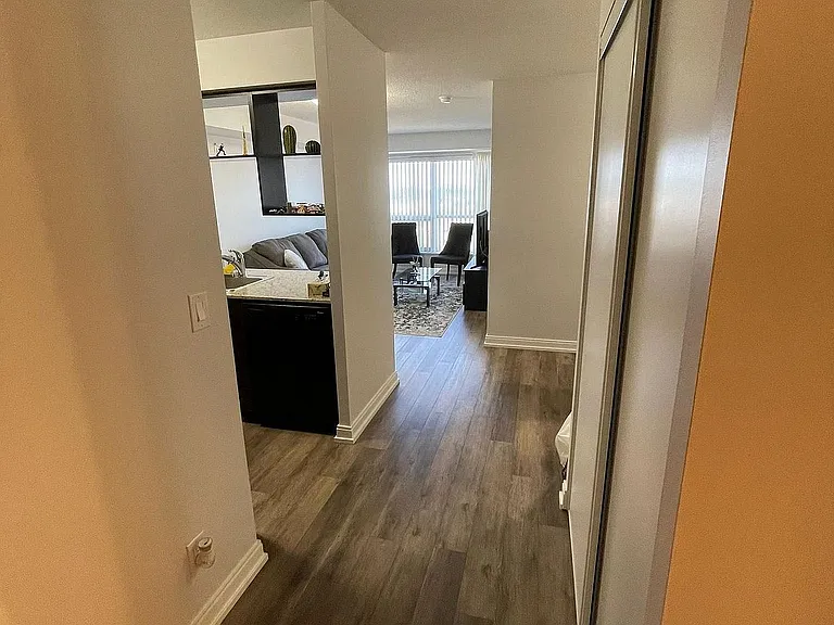 181 Village Green Sq #812 — Photo 8