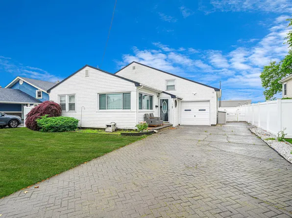 150 Pratt Street, West Babylon, NY 11704