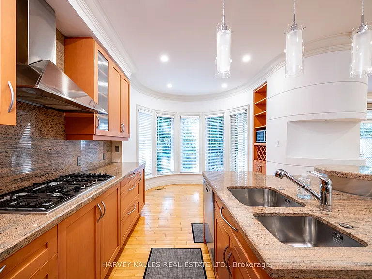 495 Deloraine Ave — Photo 16