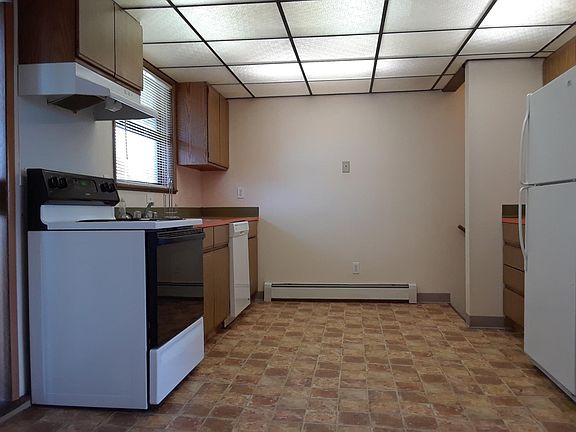 Spacious light kitchen w/large fridge