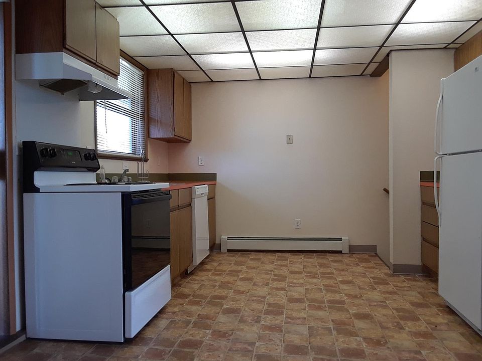 Spacious light kitchen w/large fridge