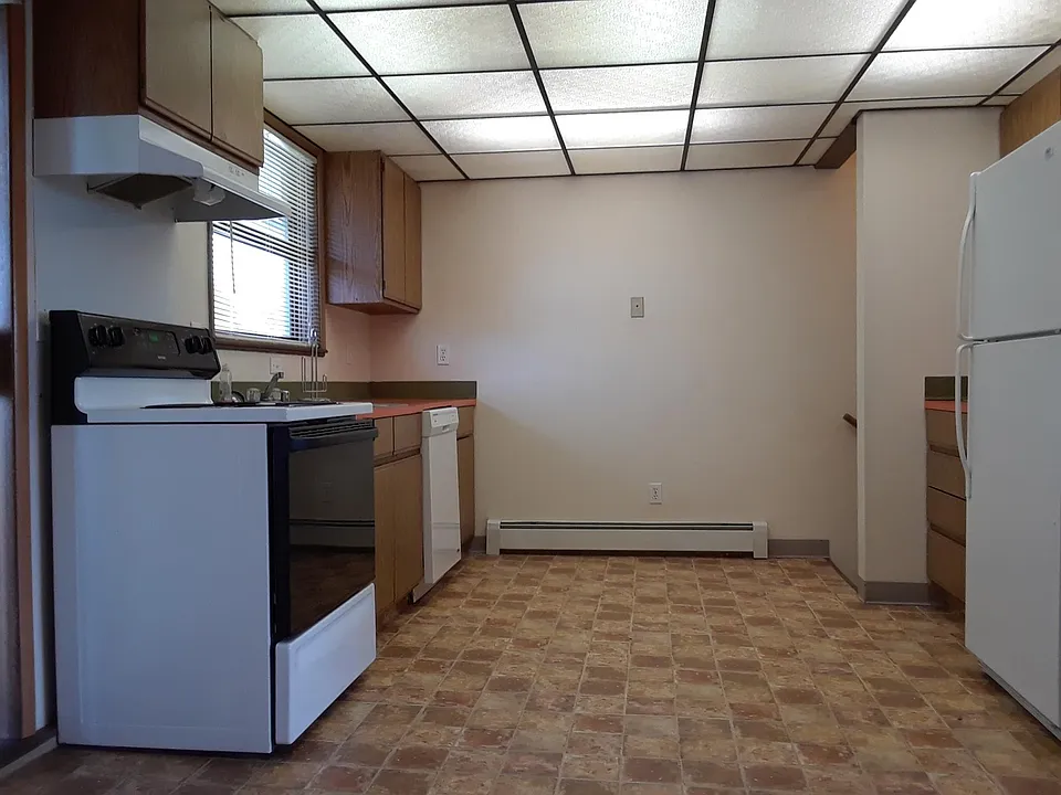 Spacious light kitchen w/large fridge