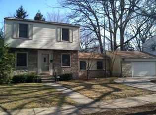 2196 Hampton Rd, Grosse Pointe Woods, MI 48236