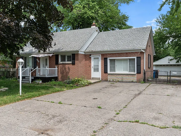 34622 Donnelly St — Photo 2