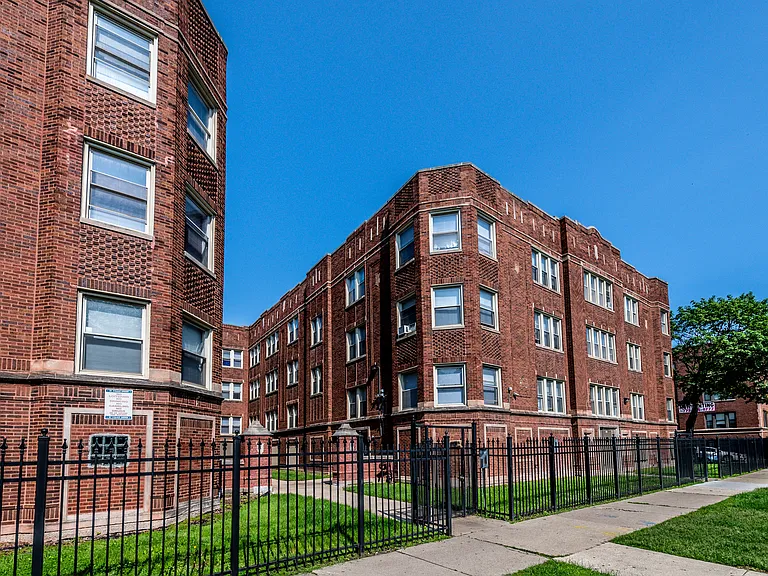 8000 S Maryland — Photo 15
