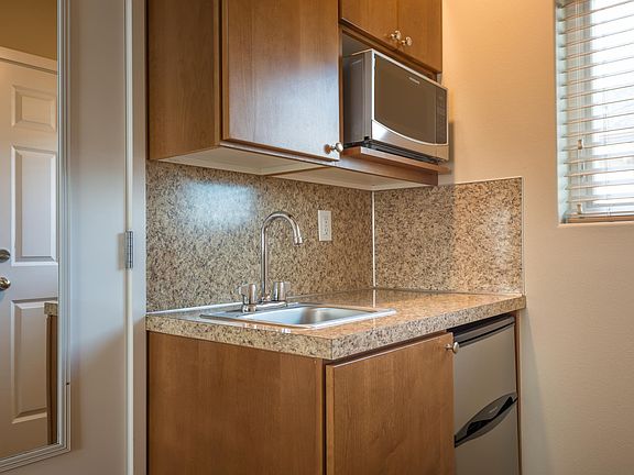 5th image of 315 10th Ave Unit A3