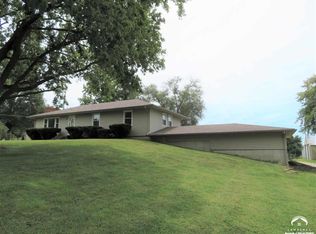 20913 Sandusky Rd, Tonganoxie, KS 66086