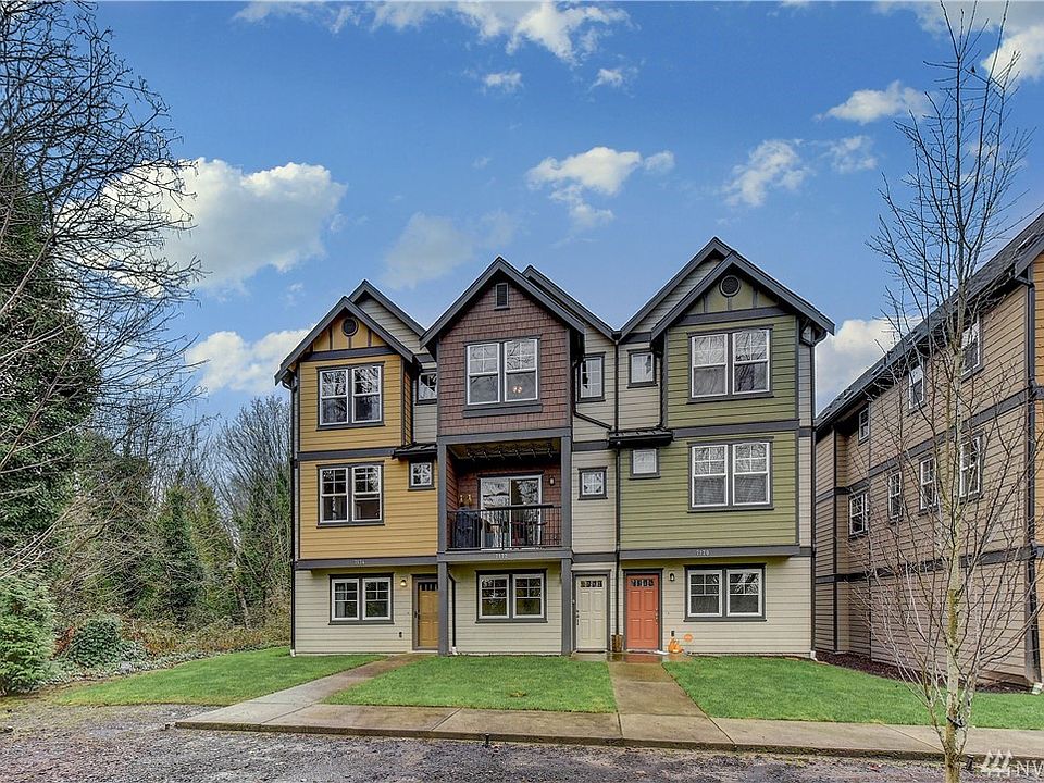 End-building provides privacy and quiet.  Front entrance faces the greenbelt.