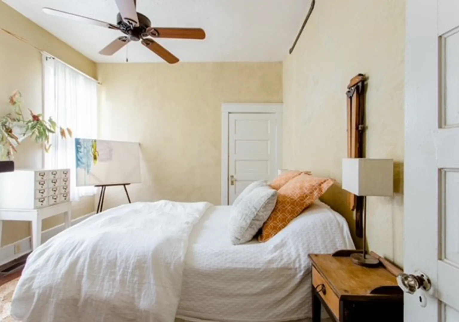Quaint 1940's Bungalow under the Live Oaks — Photo 4